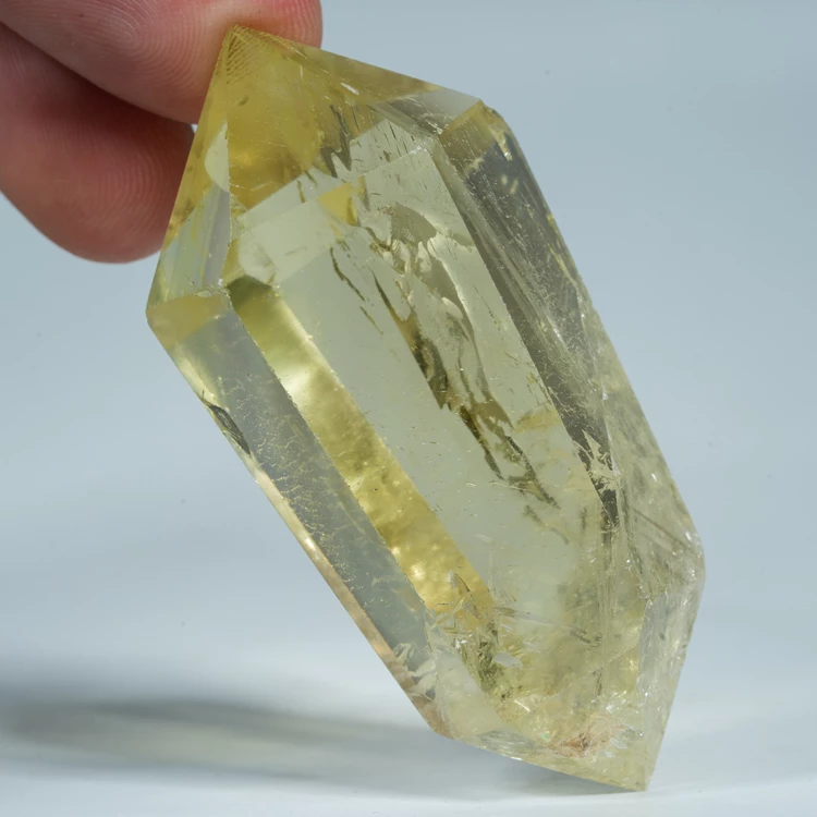 cytryn-przezroczysty-krysztal-zolty-kamien (87).webp