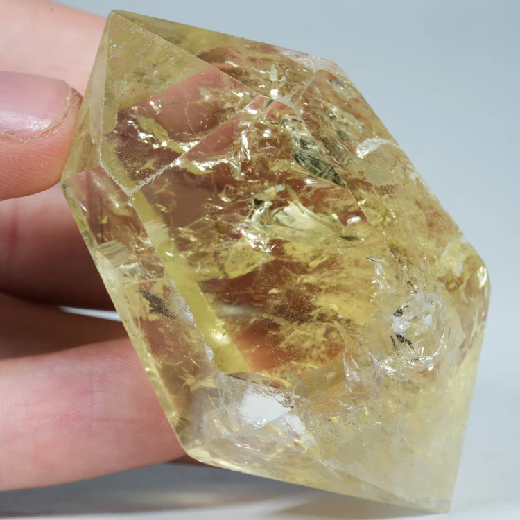 cytryn-przezroczysty-krysztal-zolty-kamien (88).webp