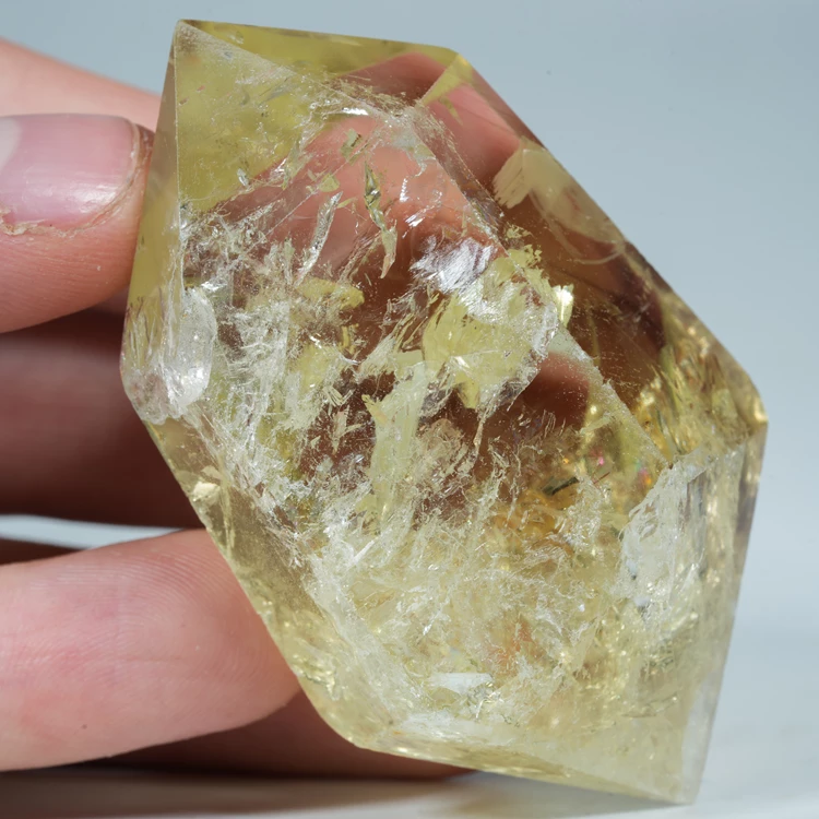 cytryn-przezroczysty-krysztal-zolty-kamien (89).webp