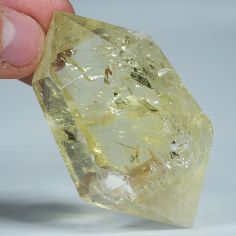 cytryn-przezroczysty-krysztal-zolty-kamien (90).webp