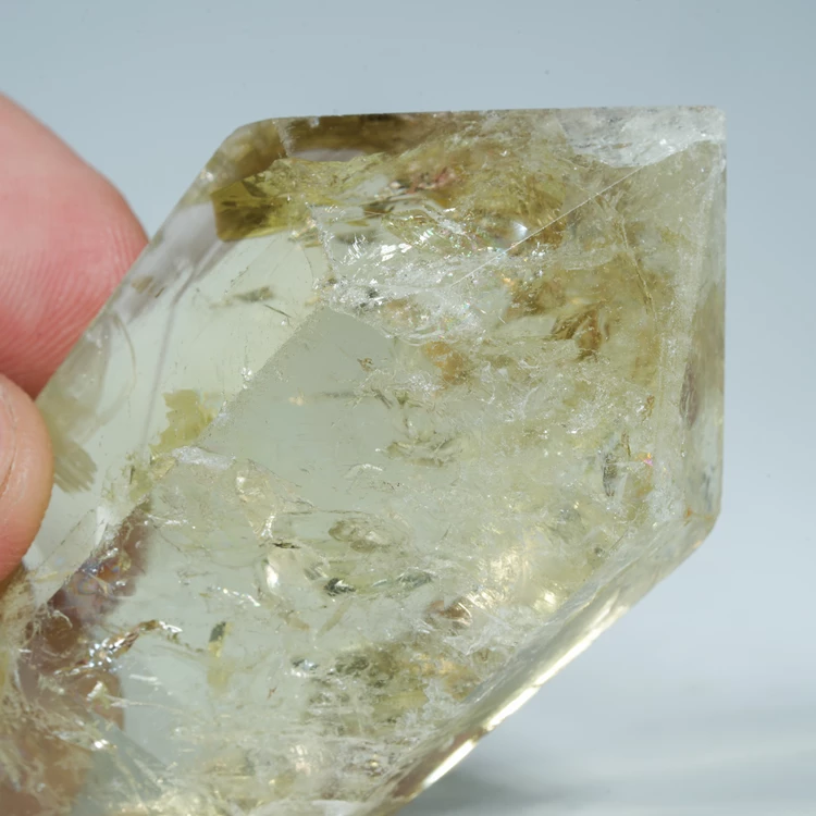 cytryn-przezroczysty-krysztal-zolty-kamien (91).webp