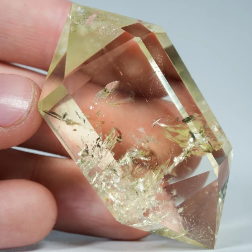 cytryn-przezroczysty-krysztal-zolty-kamien (92).webp