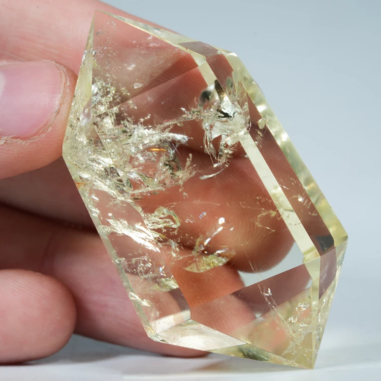 cytryn-przezroczysty-krysztal-zolty-kamien (93).webp