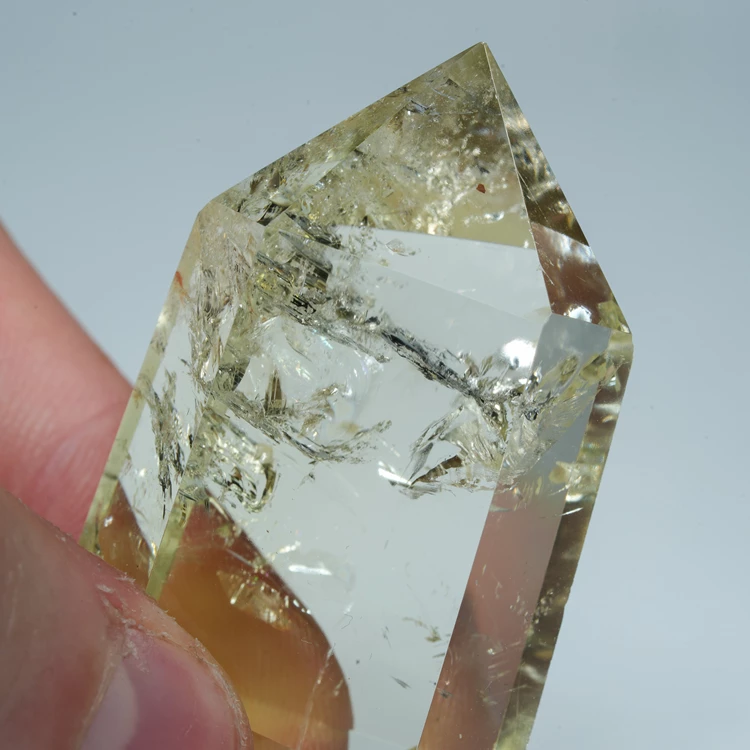 cytryn-przezroczysty-krysztal-zolty-kamien (94).webp