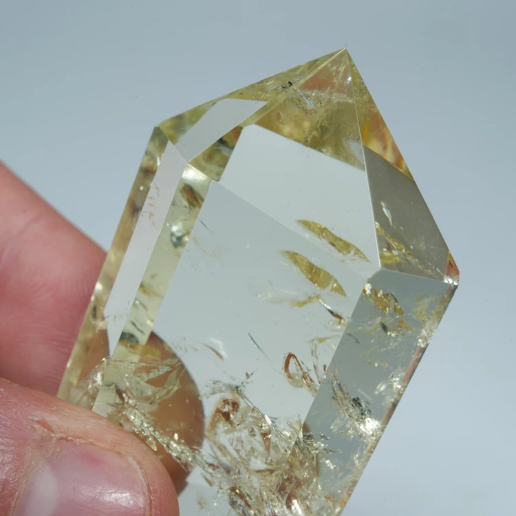 cytryn-przezroczysty-krysztal-zolty-kamien (95).webp