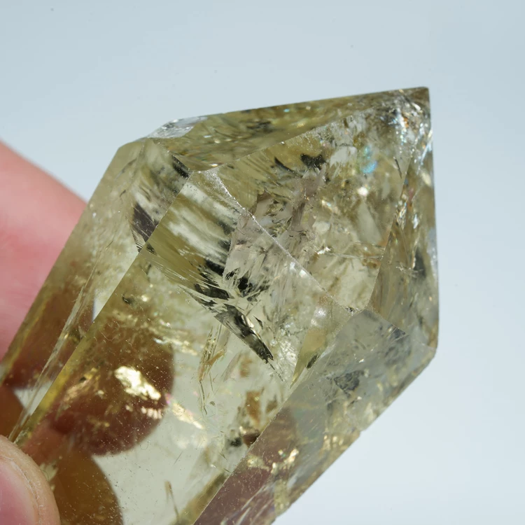 cytryn-przezroczysty-krysztal-zolty-kamien (98).webp