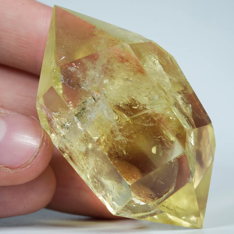 cytryn-przezroczysty-krysztal-zolty-kamien (102).webp