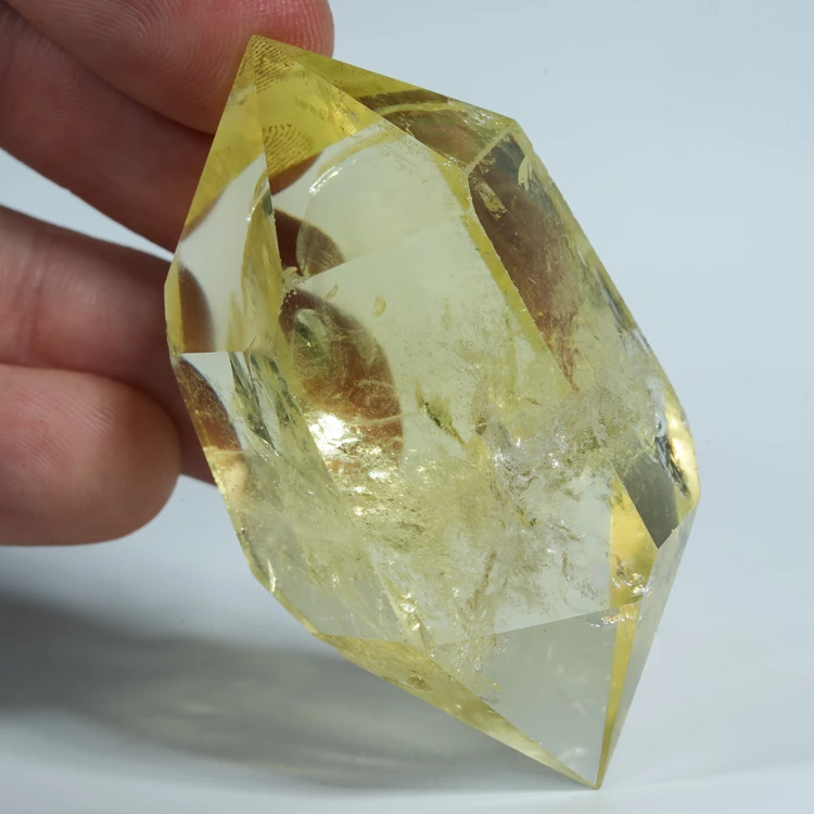 cytryn-przezroczysty-krysztal-zolty-kamien (103).webp