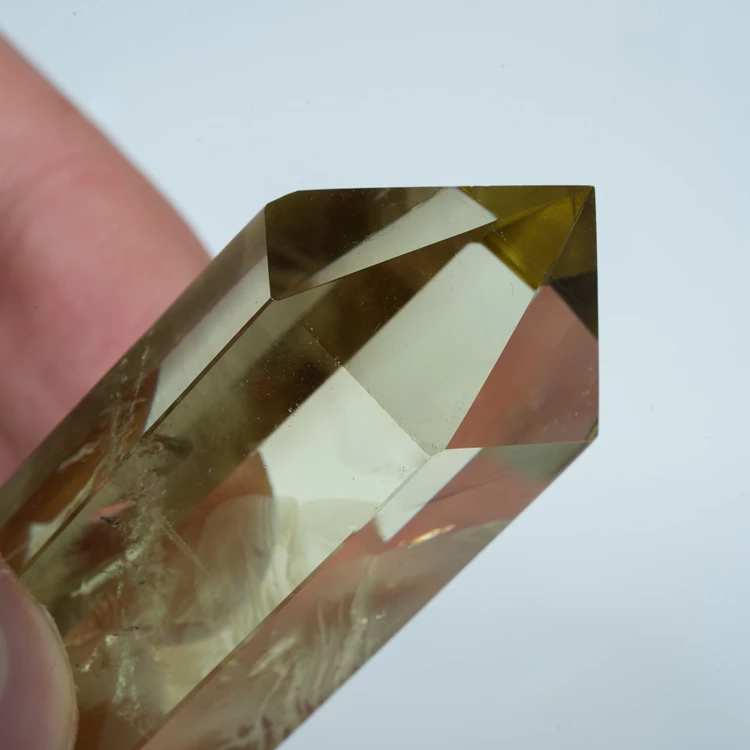 cytryn-przezroczysty-krysztal-zolty-kamien (107).webp