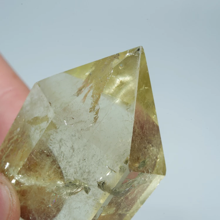 cytryn-przezroczysty-krysztal-zolty-kamien (113).webp