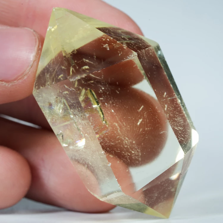 cytryn-przezroczysty-krysztal-zolty-kamien (114).webp