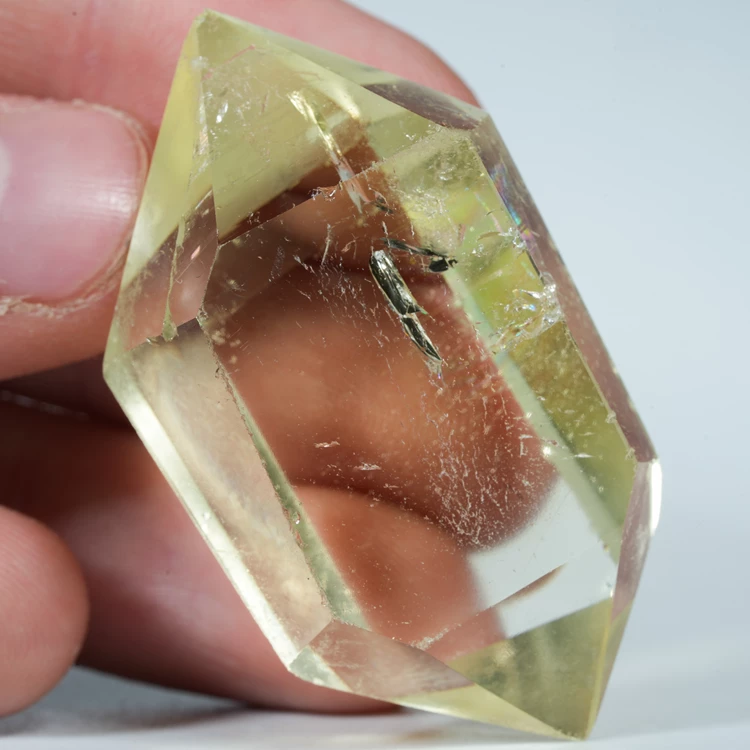 cytryn-przezroczysty-krysztal-zolty-kamien (115).webp