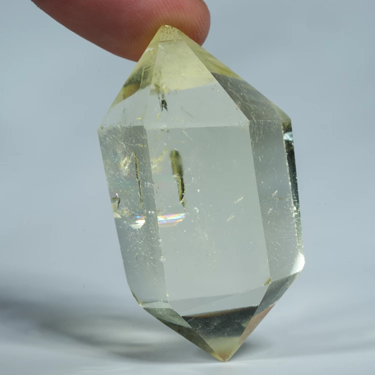 cytryn-przezroczysty-krysztal-zolty-kamien (116).webp