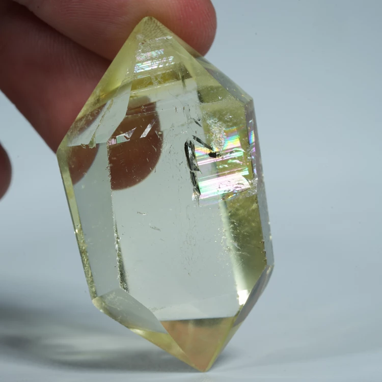 cytryn-przezroczysty-krysztal-zolty-kamien (118).webp