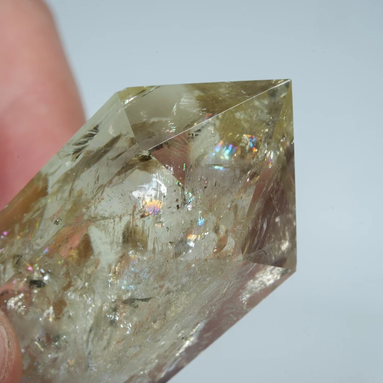 cytryn-przezroczysty-krysztal-zolty-kamien (122).webp