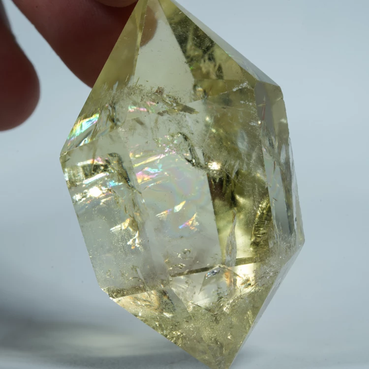 cytryn-przezroczysty-krysztal-zolty-kamien (126).webp