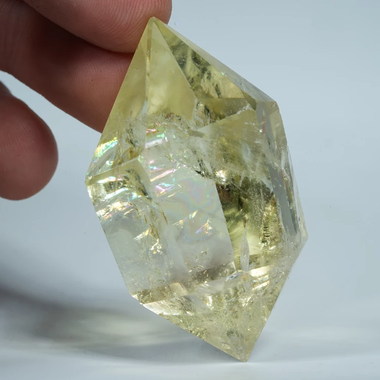 cytryn-przezroczysty-krysztal-zolty-kamien (127).webp