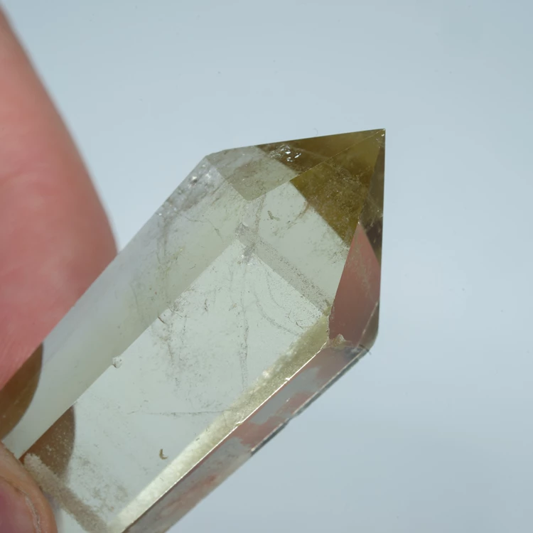 cytryn-przezroczysty-krysztal-zolty-kamien (130).webp