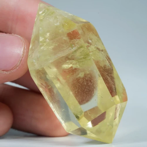 cytryn-przezroczysty-krysztal-zolty-kamien (131).webp