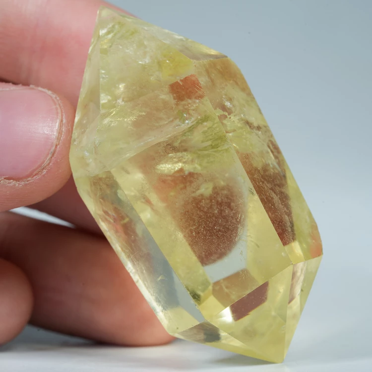 cytryn-przezroczysty-krysztal-zolty-kamien (131).webp