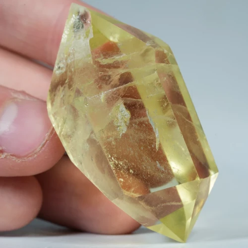 cytryn-przezroczysty-krysztal-zolty-kamien (132).webp