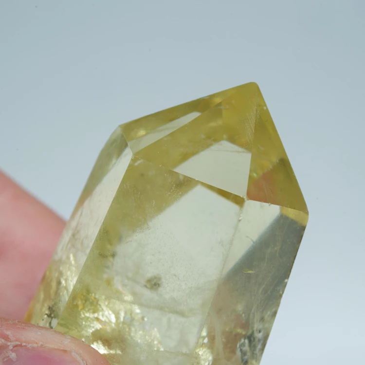 cytryn-przezroczysty-krysztal-zolty-kamien (134).webp