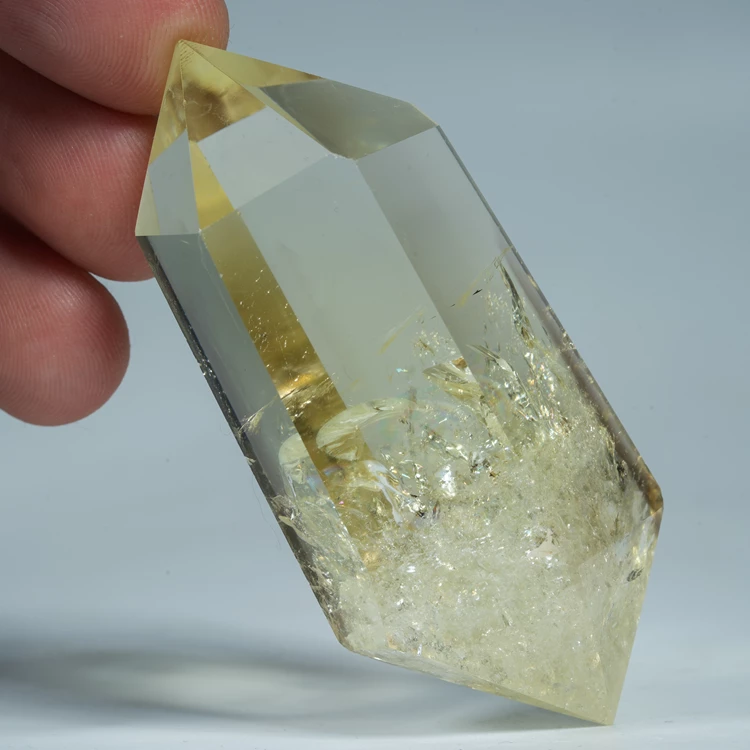 cytryn-przezroczysty-krysztal-zolty-kamien (135).webp