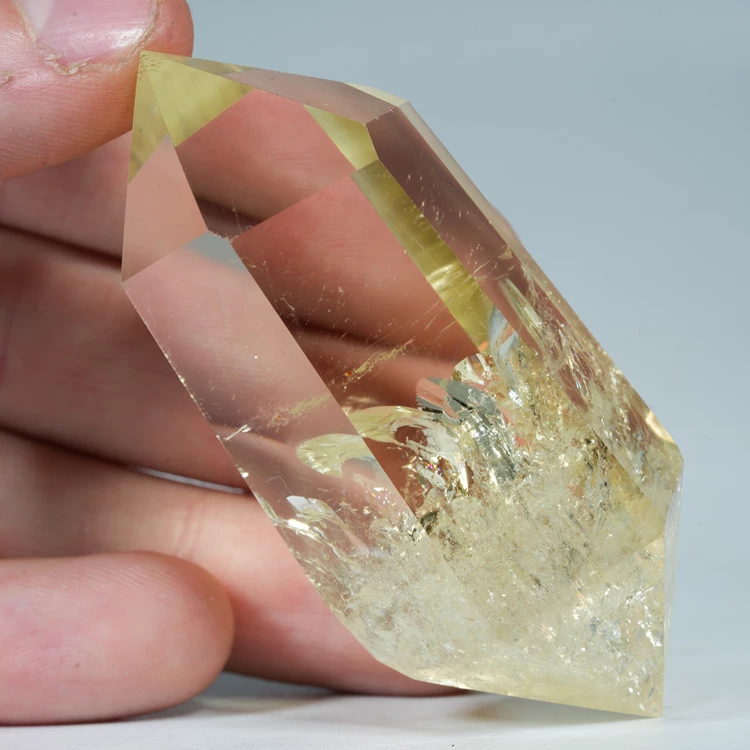 cytryn-przezroczysty-krysztal-zolty-kamien (137).webp