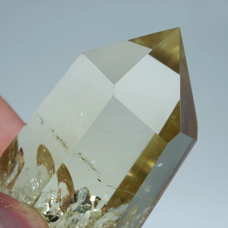 cytryn-przezroczysty-krysztal-zolty-kamien (139).webp