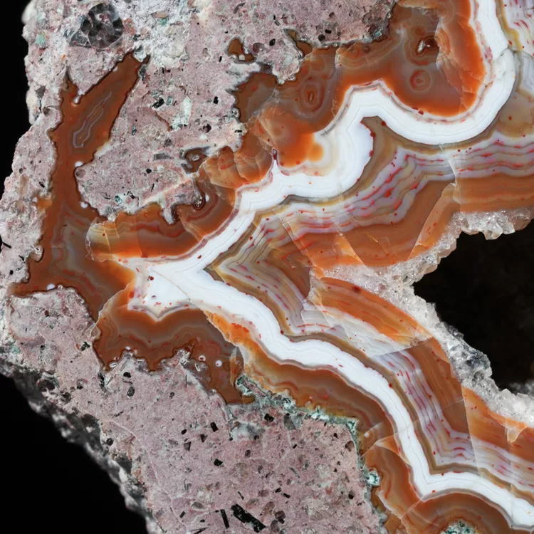 agat-z-nowego-kosciola-kamienie-polski (182) (Copy).webp