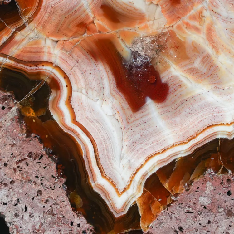 agat-z-nowego-kosciola-kamienie-polski (206) (Copy).webp