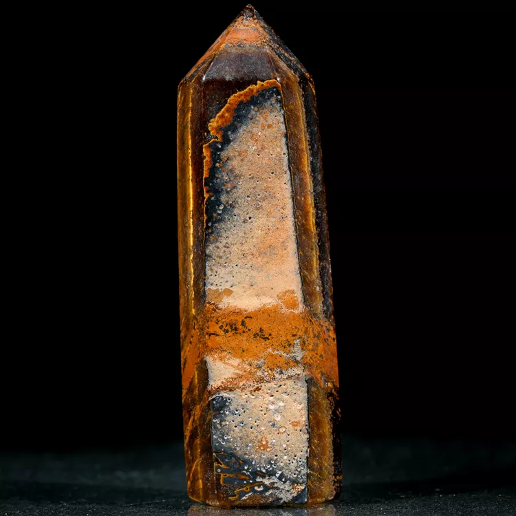 obelisk-z-kamienia-wieza-dekoracja-ochronna (13).webp