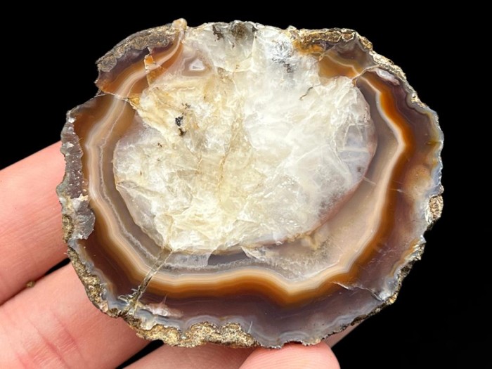 Agat minerał połówka 7_1.jpg
